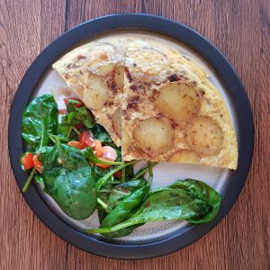 Spanisches Omlette mit Spinatsalat