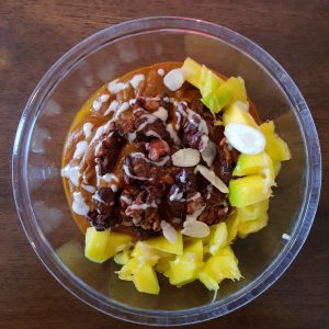 Kürbis-Mango-Porridge mit Granola